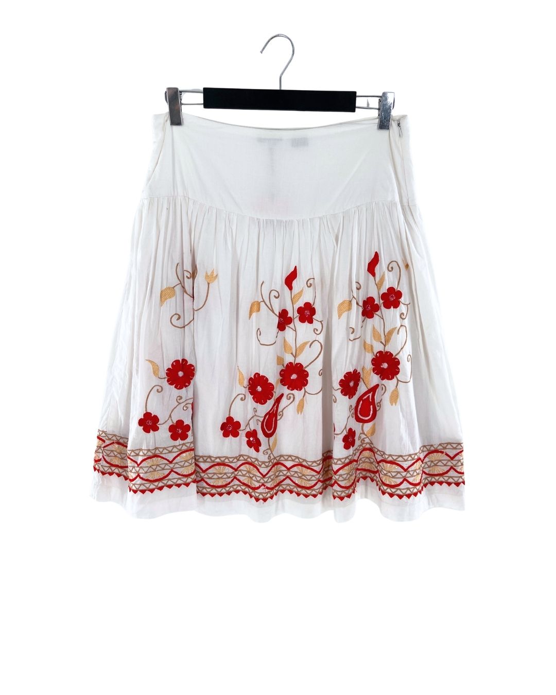 Falda midi con flores bordadas