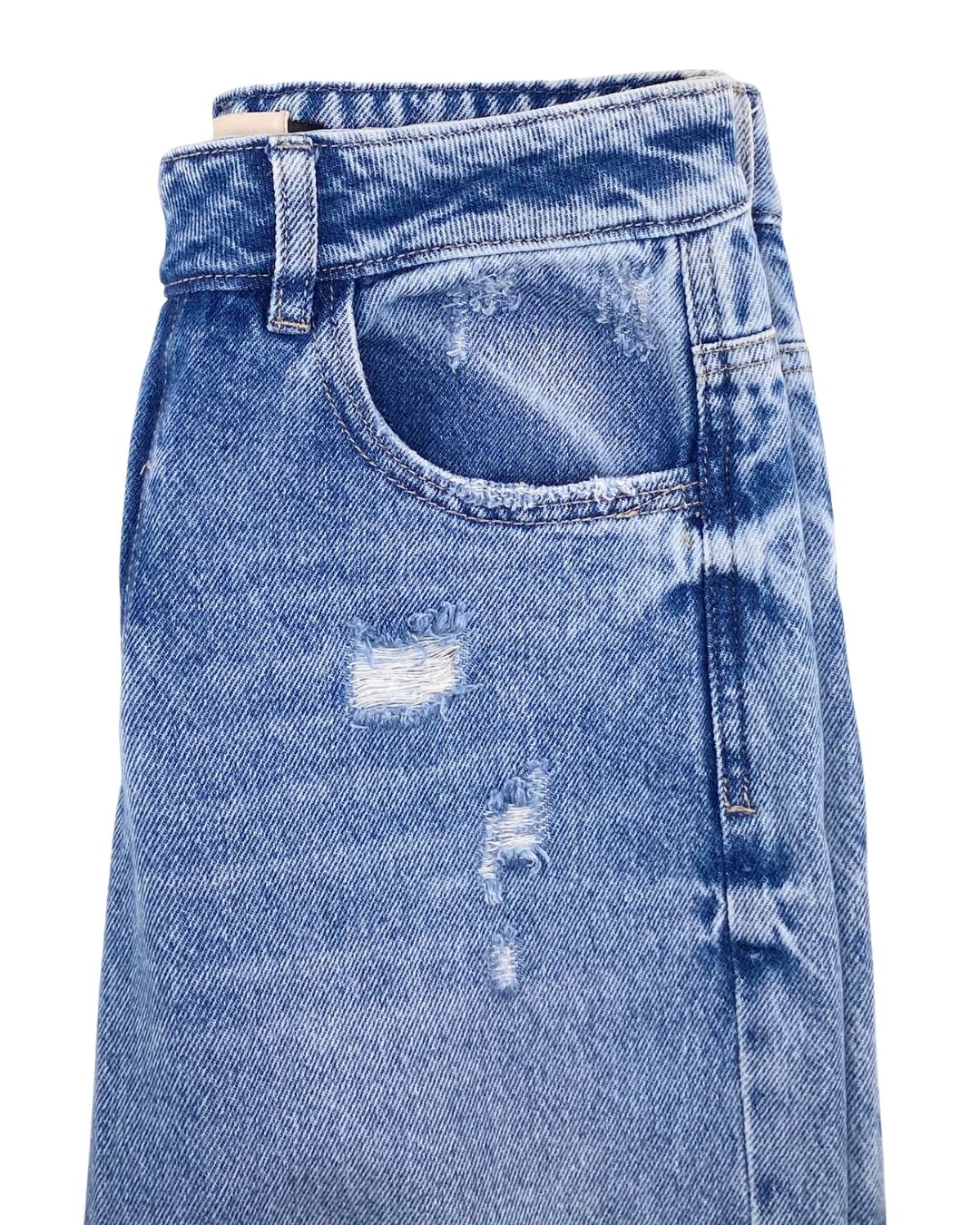 Mom jean rigido con desgastes