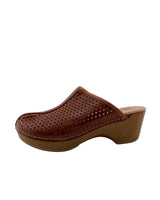 Zuecos en madera y cuero