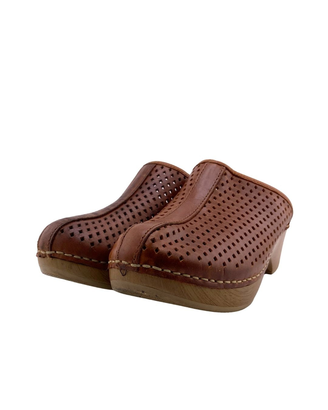 Zuecos en madera y cuero