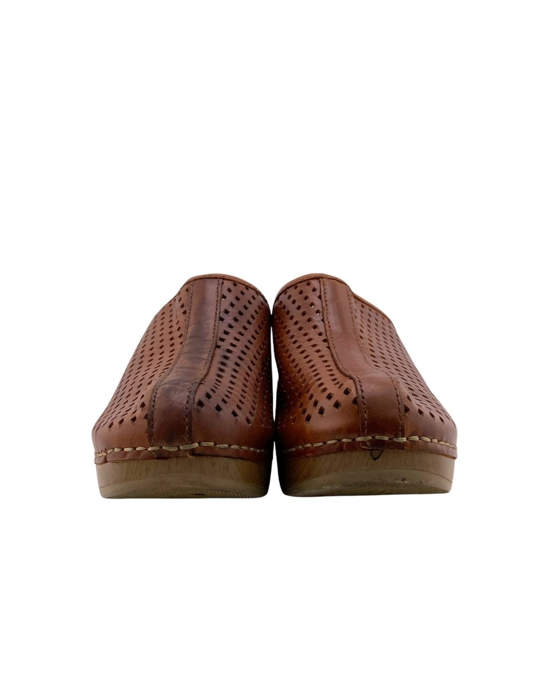 Zuecos en madera y cuero