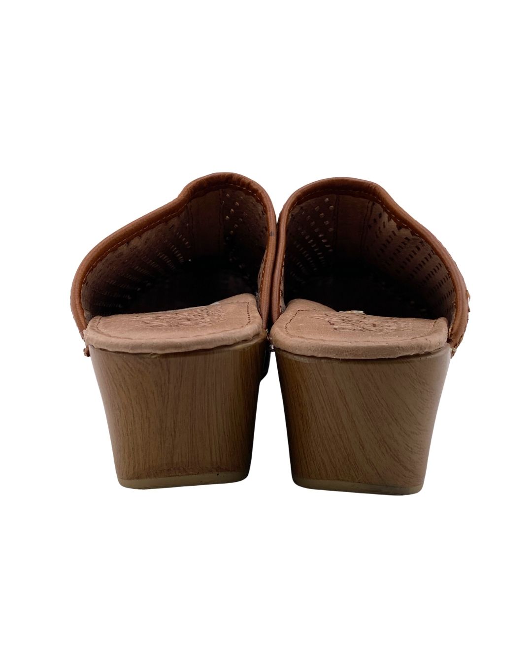 Zuecos en madera y cuero