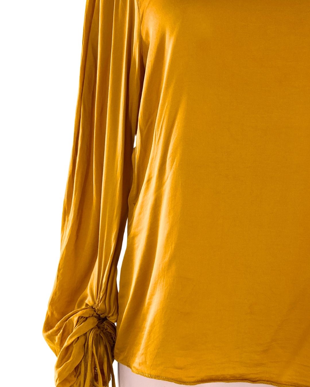 Blusa satinada one shoulder