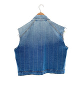 Chaleco en denim con taches