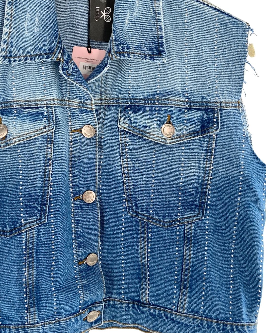 Chaleco en denim con taches