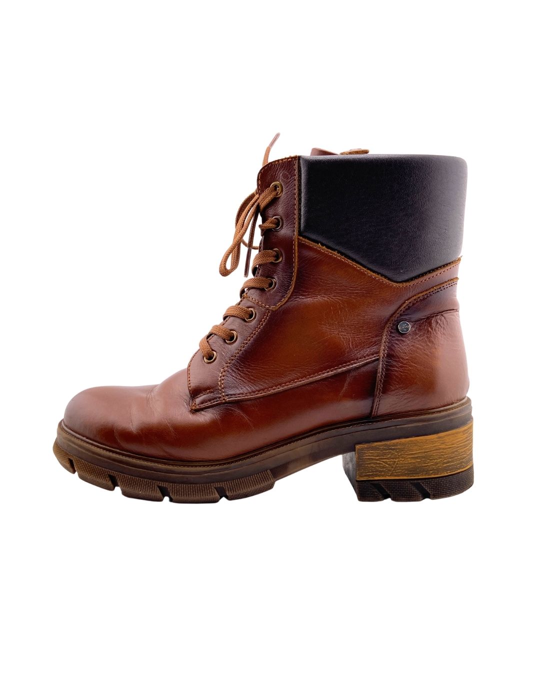 Botas en cuero  de cordon