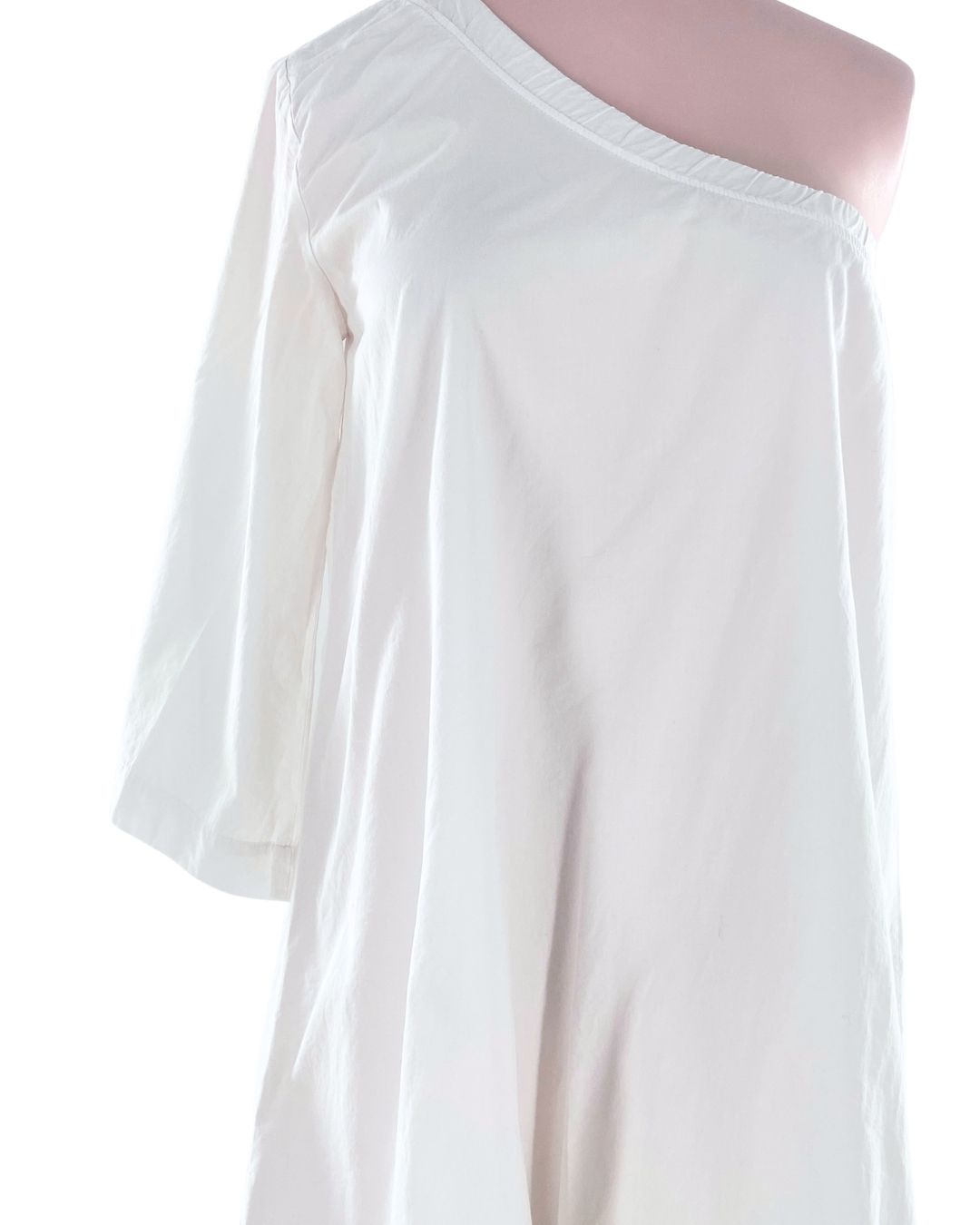 Vestido mini one shoulder