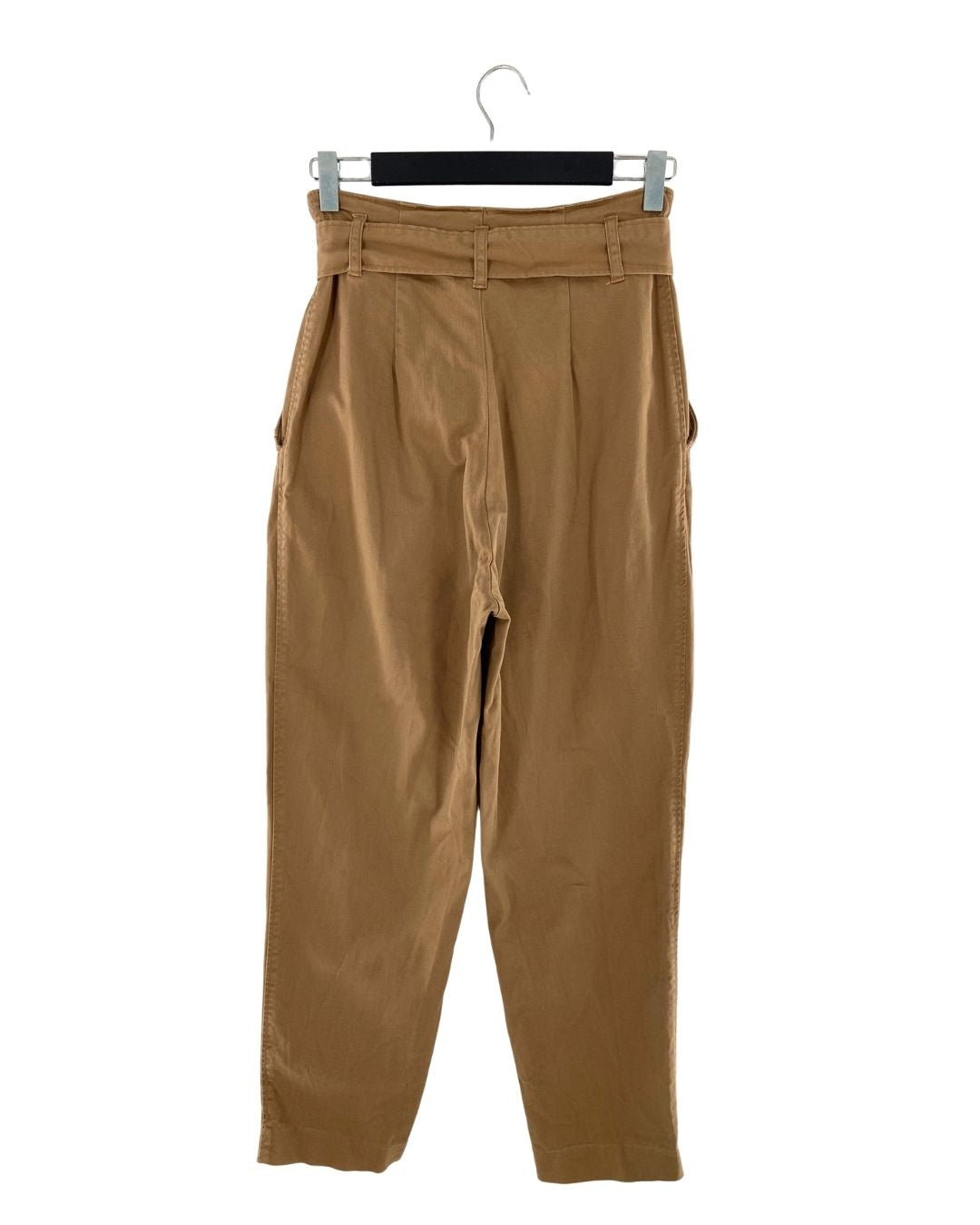 Pantalon rigido con cinturon