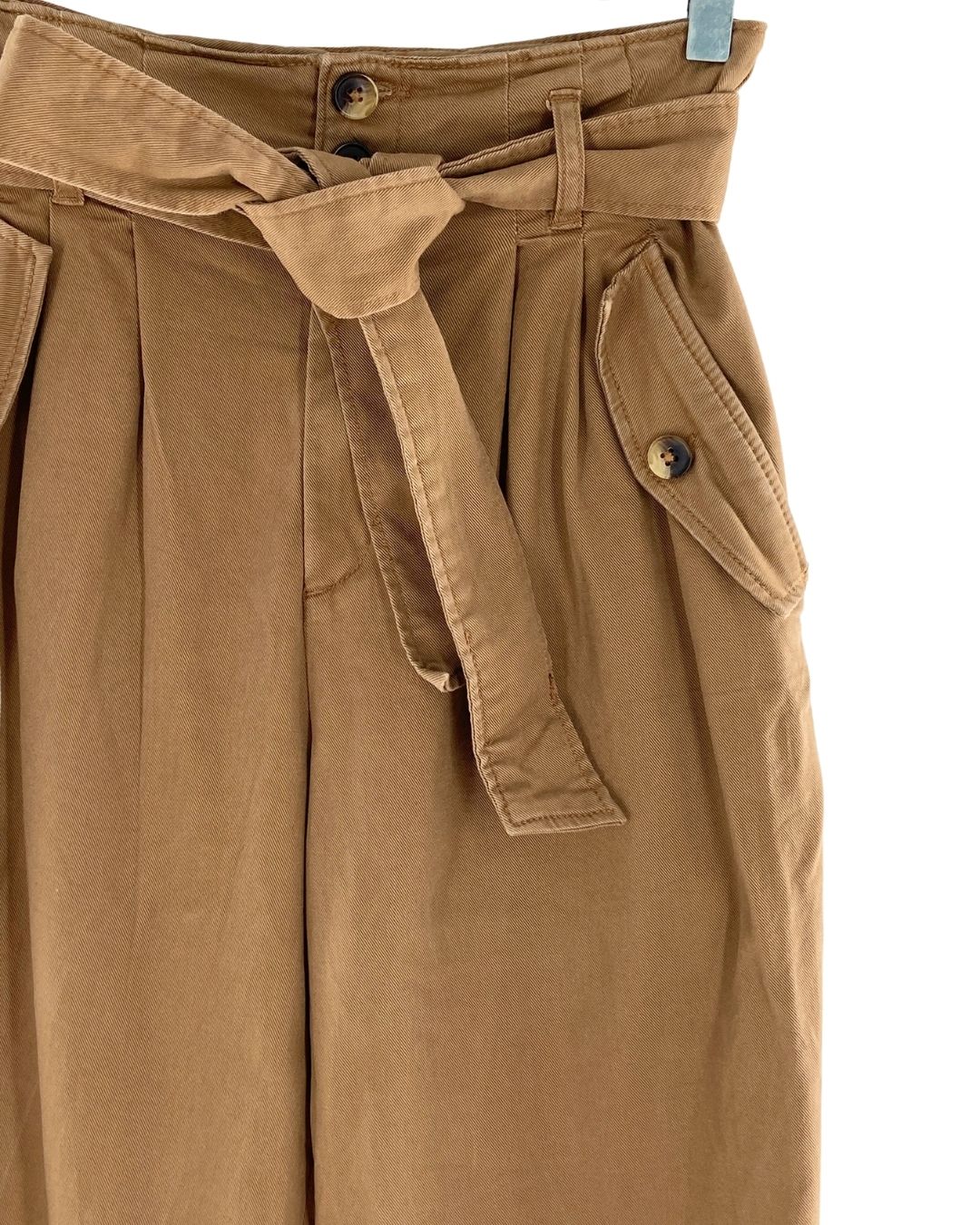 Pantalon rigido con cinturon