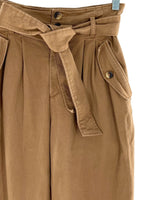 Pantalon rigido con cinturon