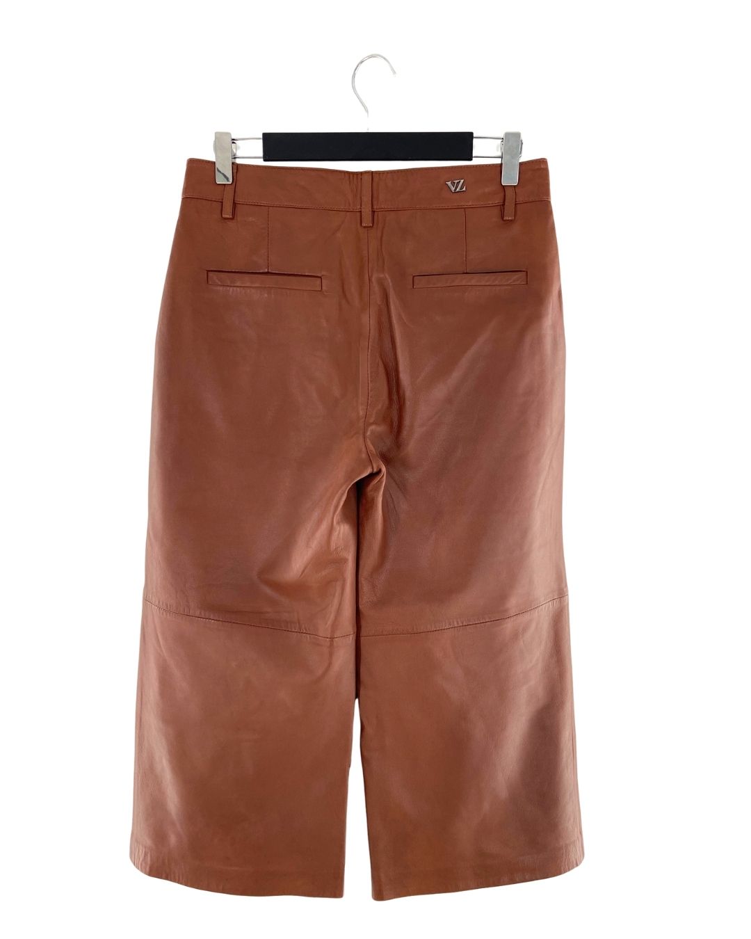 Pantalon capri rigido en cuero