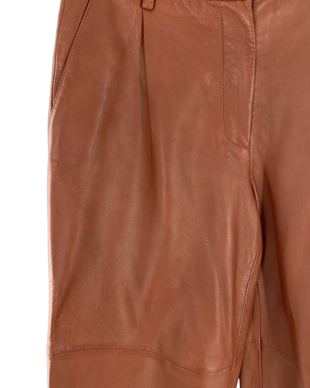 Pantalon capri rigido en cuero