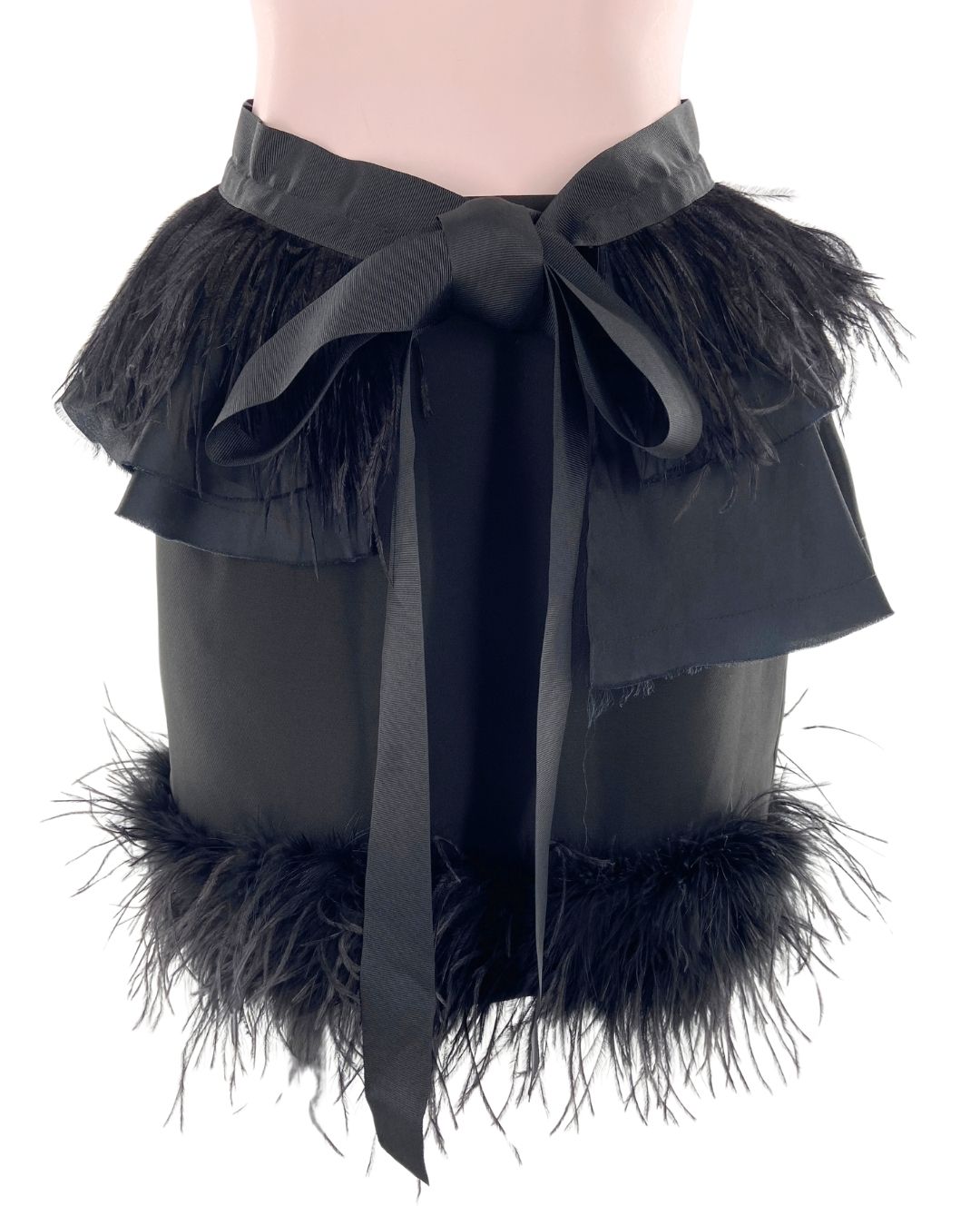 Falda mini con plumas
