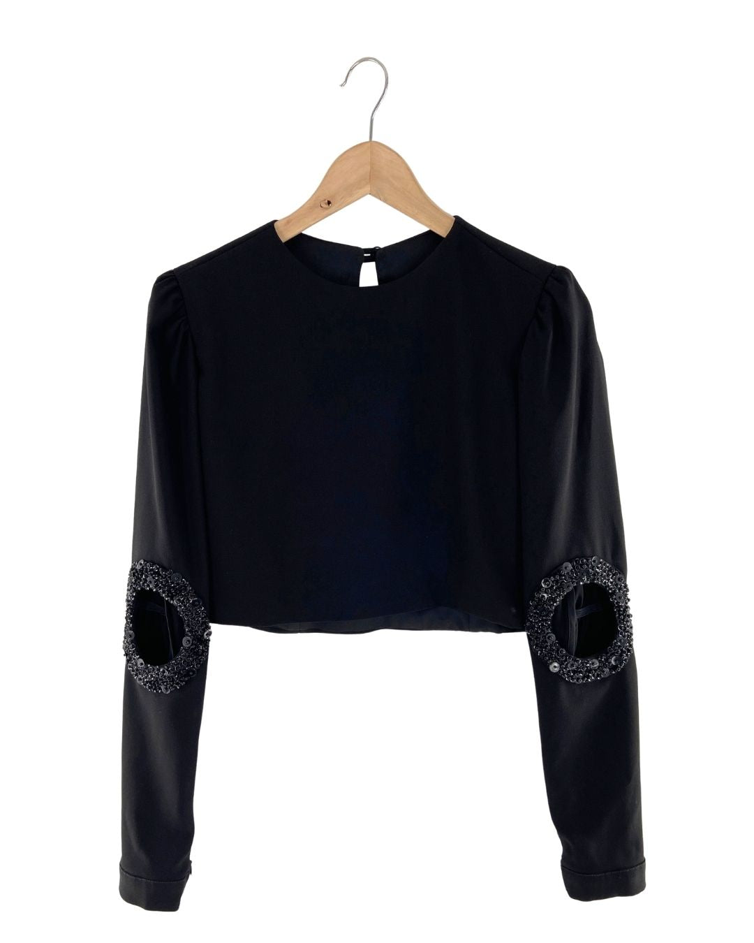 Blusa con recamado y cut out