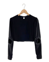 Blusa con recamado y cut out
