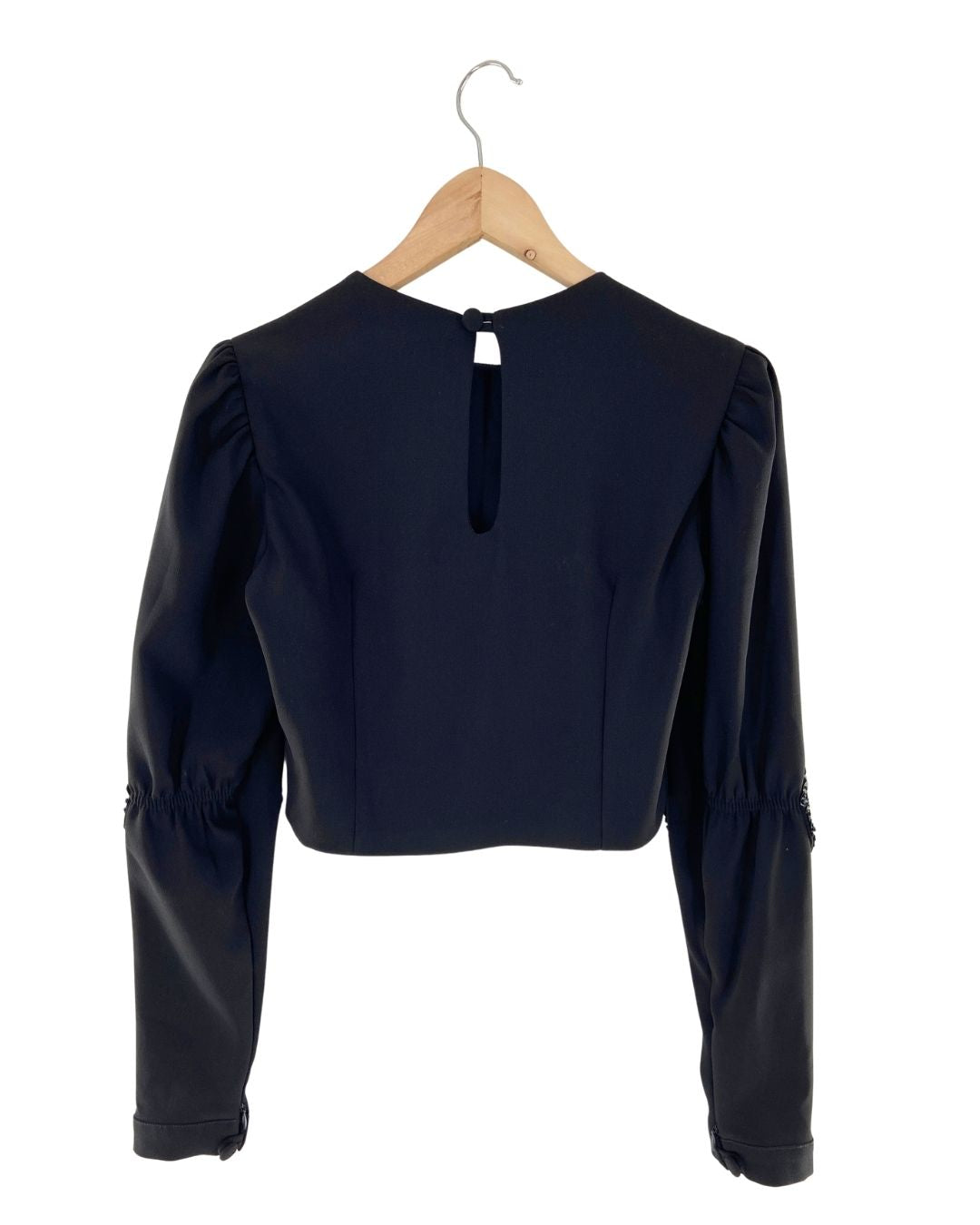 Blusa con recamado y cut out