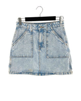 Falda mini en denim rigido