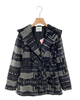 Chaqueta con capota y cinturon
