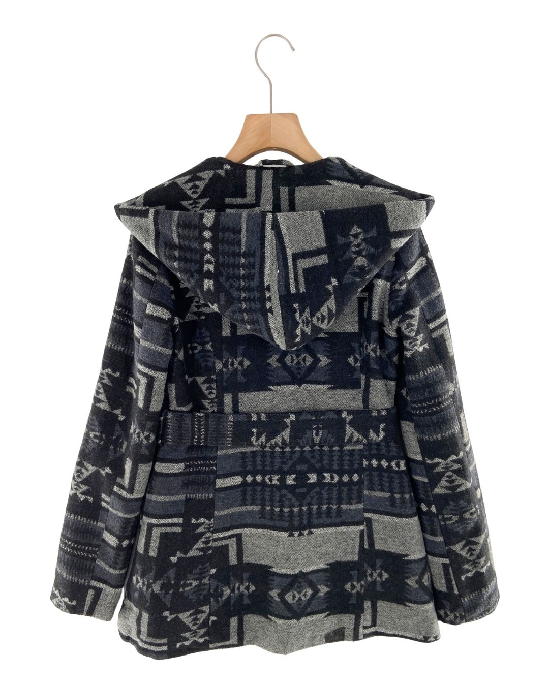 Chaqueta con capota y cinturon