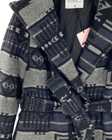Chaqueta con capota y cinturon