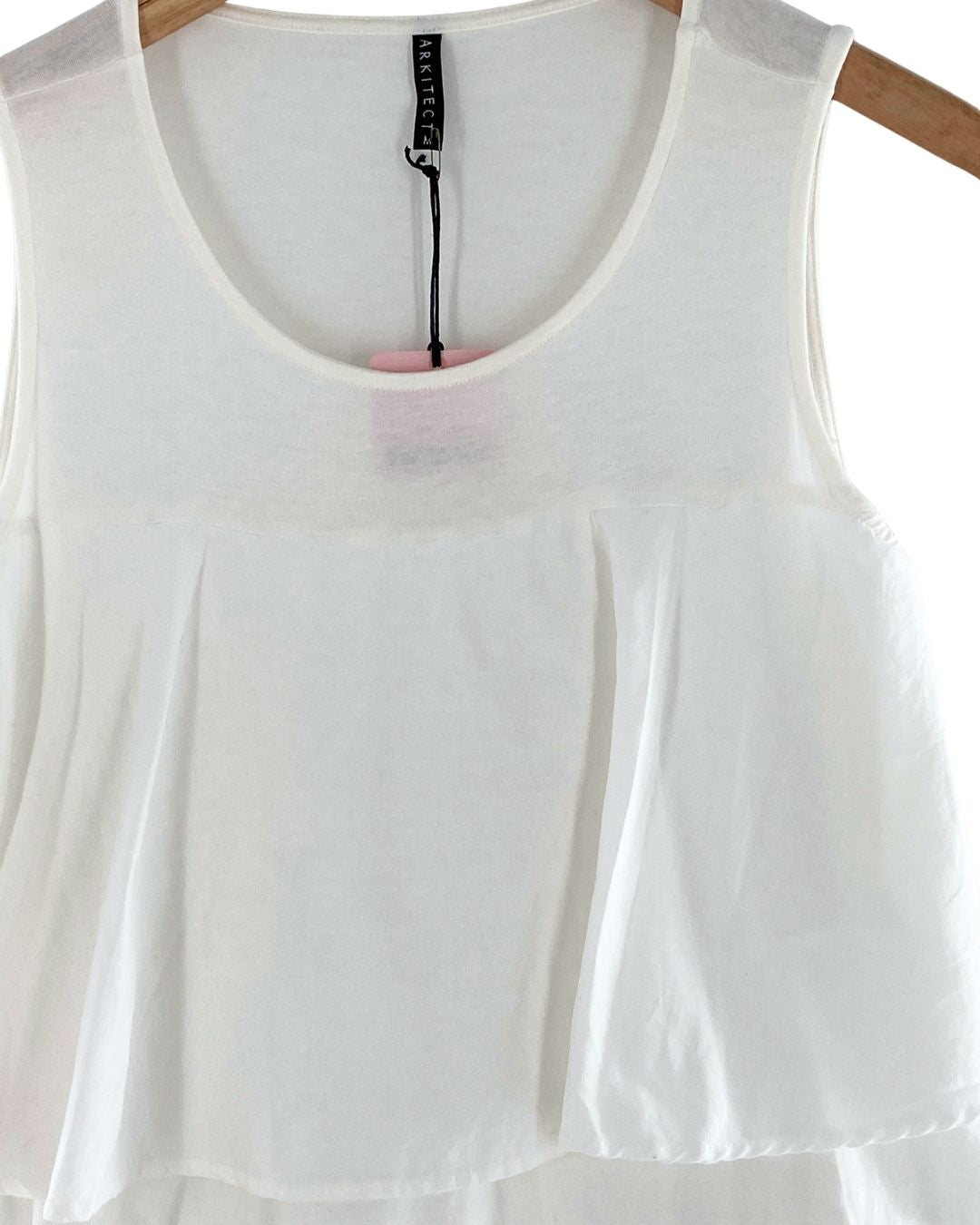 Blusa sleeveless con vuelo