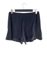Short rigido mini con detalles