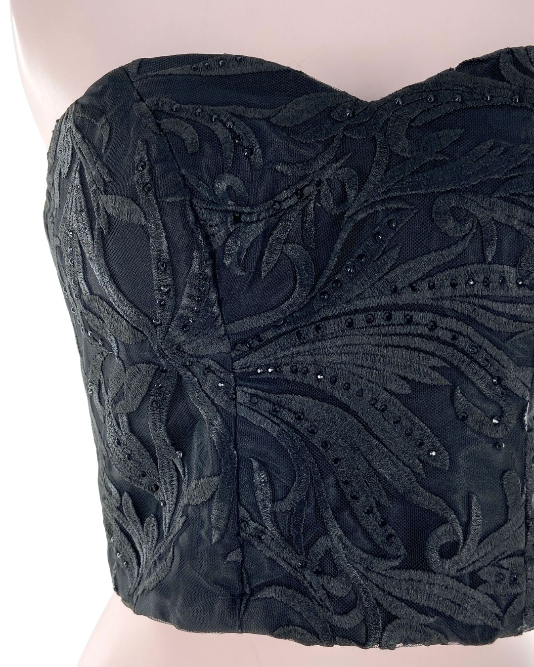 Crop top strapless con bordado
