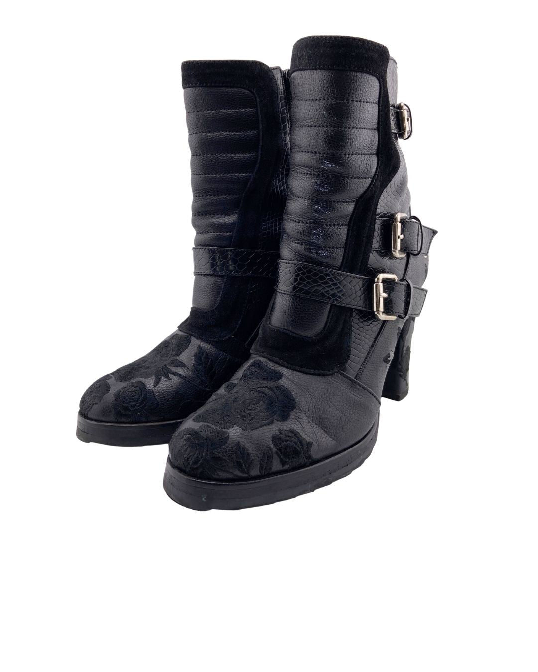 Botas de cuero con hebillas