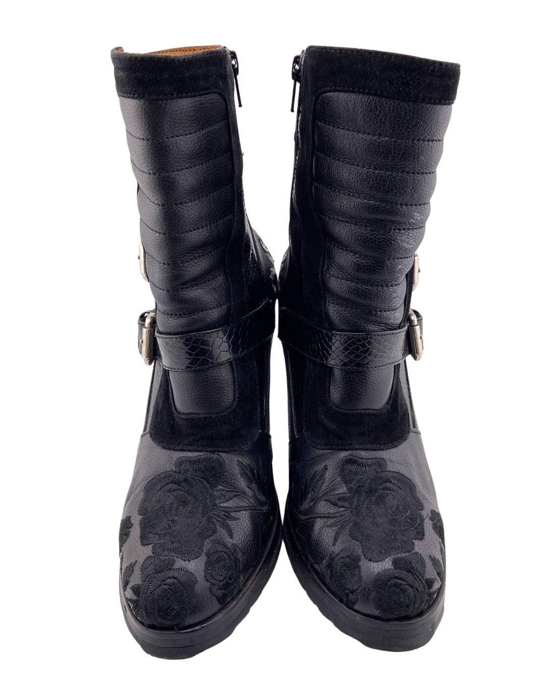 Botas de cuero con hebillas