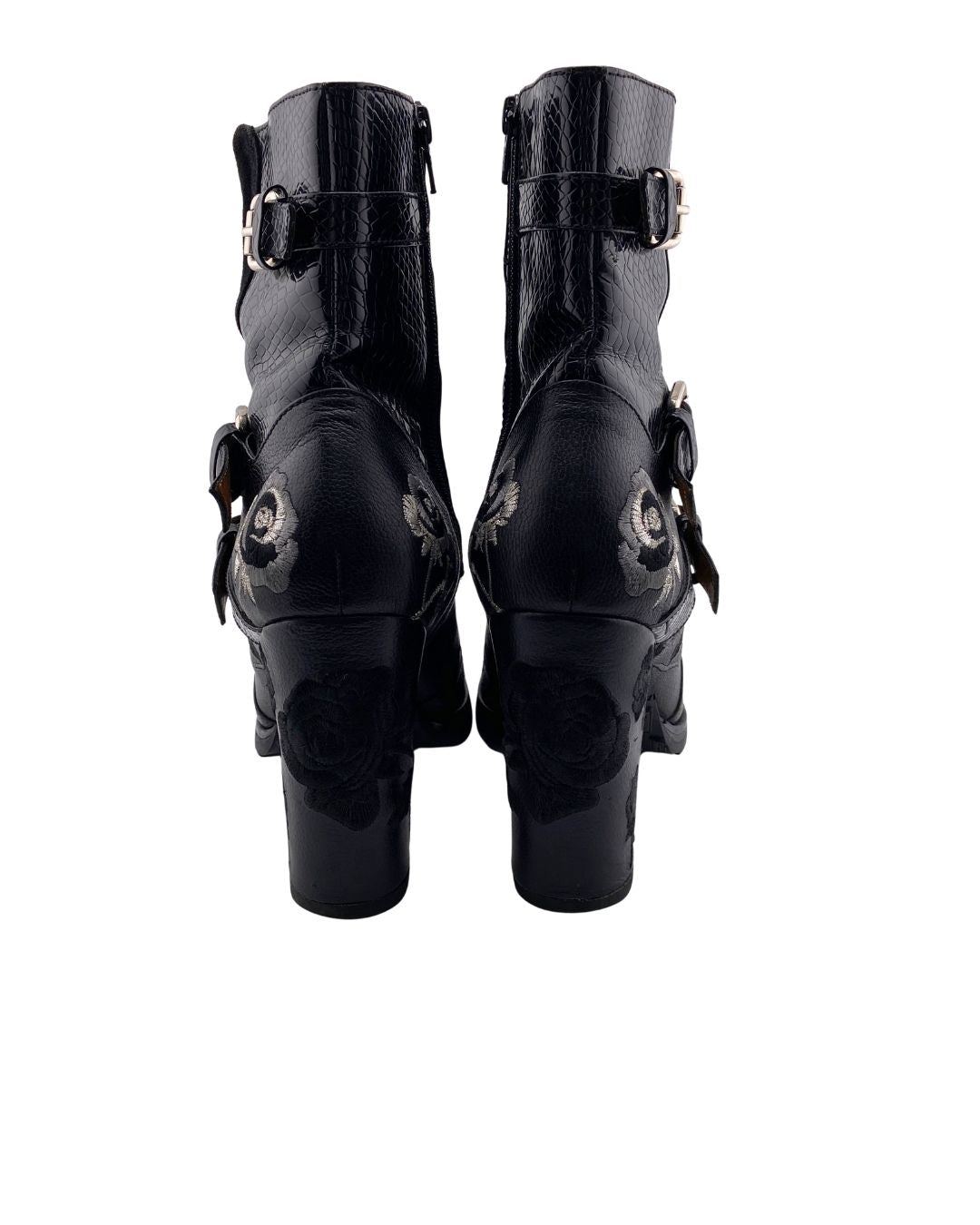 Botas de cuero con hebillas