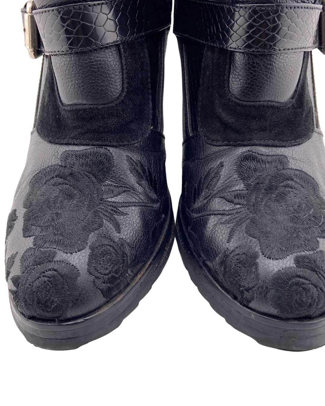 Botas de cuero con hebillas