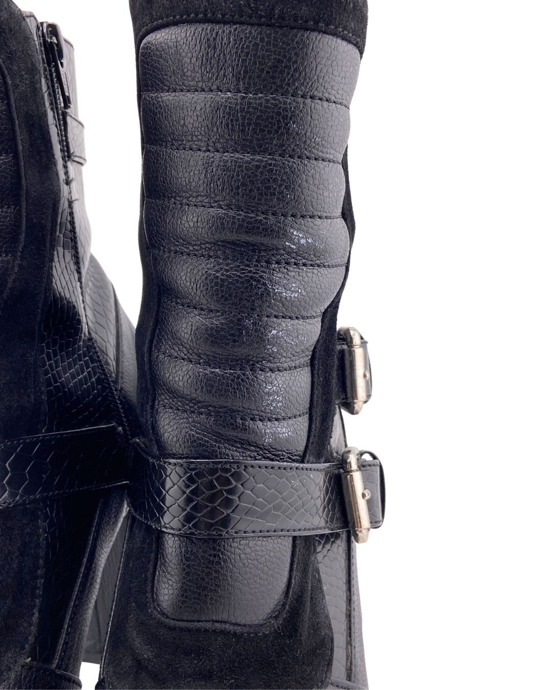 Botas de cuero con hebillas