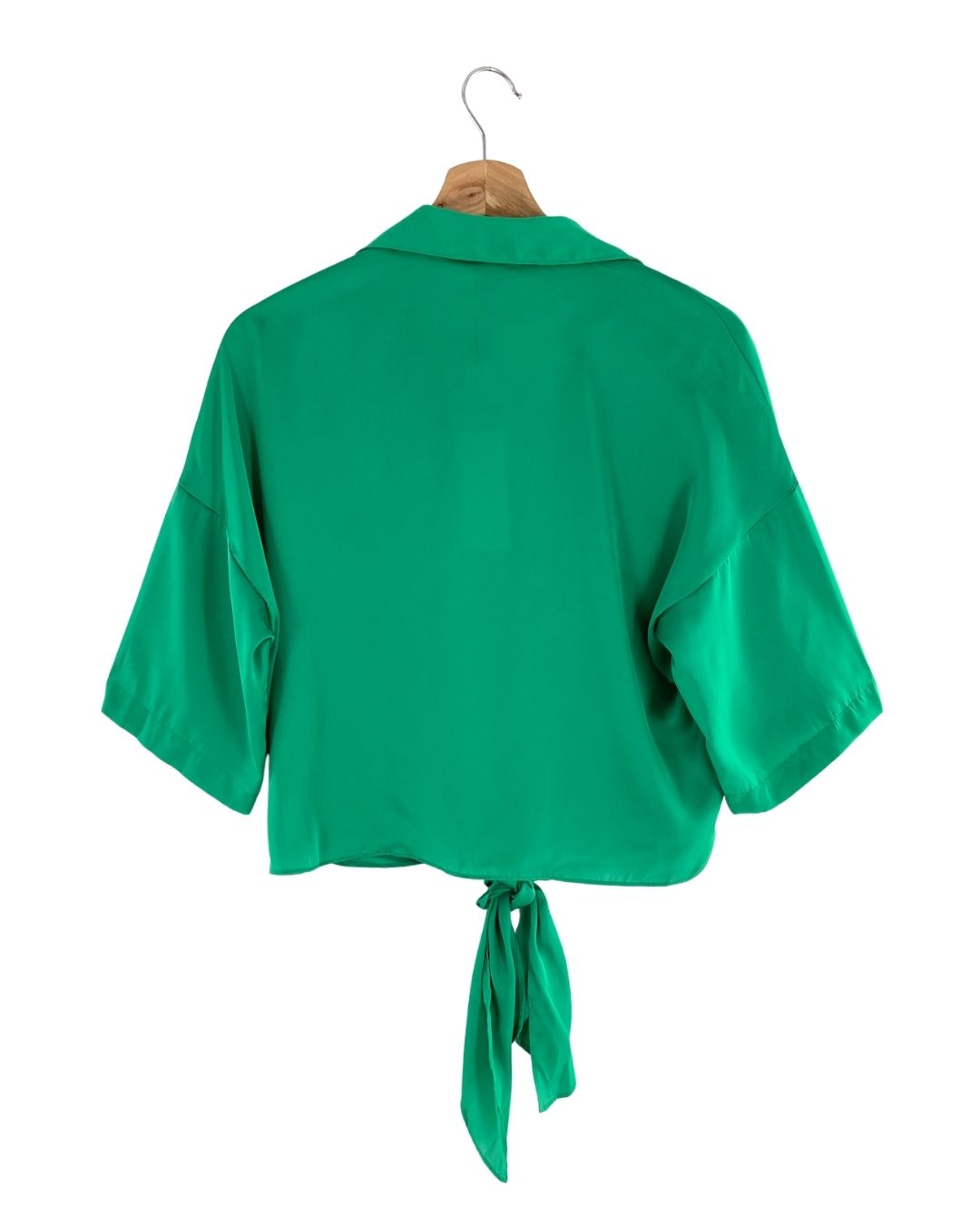 Blusa satinada anudada
