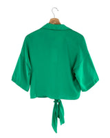 Blusa satinada anudada